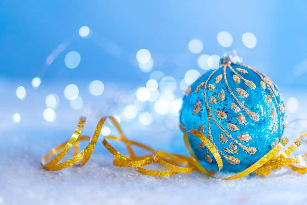 lichtblauwe kerstbal, met gouden spikkels